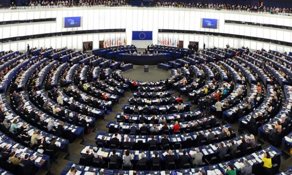 Βέλγος ευρωβουλευτής: Ύψωσε την ελληνική σημαία στο Ευρωκοινοβούλιο